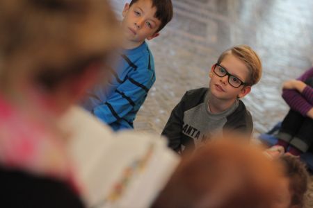 Kinder lauschen den Geschichten…. (Foto: Oliver Krato für das Kreismuseum Wewelsburg)